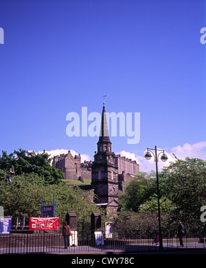 Pfarrei Kirche St Cuthbert, Lothian Road, West End, Edinburgh, Scotland, UK Edinburgh Castle im Hintergrund Stockfoto