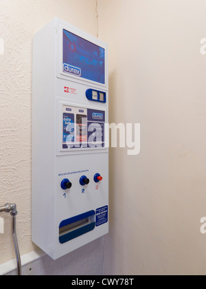 Kondom-Maschine vending Kontrazeption bei männlichen öffentliche Toilette. Stockfoto