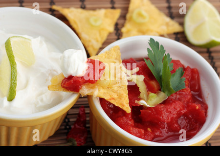 Gerichte von Salsa und Sauerrahm mit echten nachos Stockfoto
