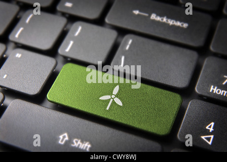 Gehen Sie grüne Taste mit Wind-Turbine-Symbol auf Laptop-Tastatur. Im Preis inbegriffen Clipping-Pfad, so dass Sie leicht bearbeitet werden kann. Stockfoto