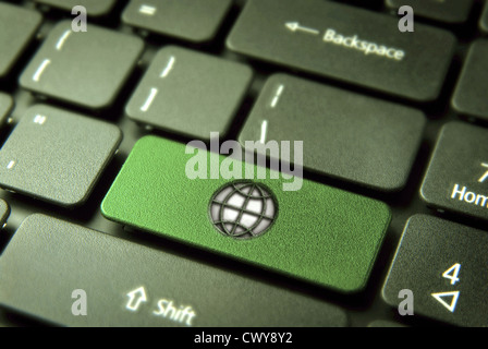 Weltweit gehen grüne Taste mit Earth-Symbol auf Laptop-Tastatur. Im Preis inbegriffen Clipping-Pfad, so dass Sie leicht bearbeitet werden kann. Stockfoto