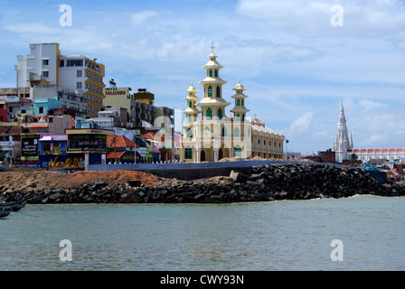 Blick auf die Stadt Kanyakumari aus Sea.Distant Ansichten der Kirche Our Lady of Lösegeld St Roch Kirchen und Hotels und Geschäfte Stockfoto