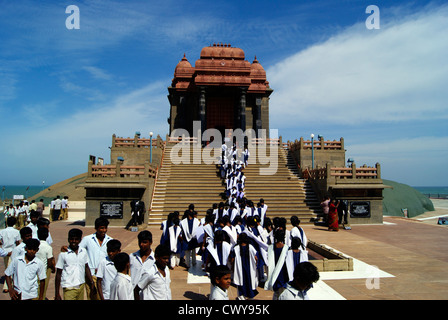 Viele der Schülerinnen und Schüler besuchen Vivekananda Rock Denkmal in Kanyakumari Cape Comorin Inseln in Tamil Nadu in Indien Stockfoto