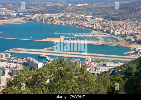 Flughafen Gibraltar und La Linea De La Concepcion, Ansicht von oben auf den Felsen von Gibraltar. Stockfoto