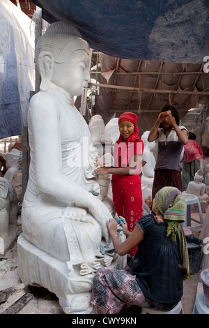 Myanmar, Burma, Mandalay. Buddha-Bildhauer schnitzen, Sand, und Buddhas aus Stein Polieren. Viele werden nach China exportiert. Stockfoto