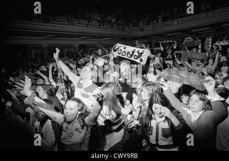 Bay City Rollers Popband, eine 1970er Jahre Boyband. Teenager-Mädchen-Fans schreien und schwingen Schals. Tartan war der modische Stil der Rollers. Auf dem selbstgemachten Schild steht Woody, der Mitglied der Rollers war. NEWCASTLE UK 1970 HOMER SYKES. Stockfoto