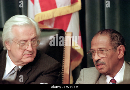 Vorsitzender Rep Henry Hyde spricht mit Rang Minderheit Mitglied Rep John Conyers im House Judiciary Committee Hearings zur ob Amtsenthebungsverfahren gegen Präsident Bill Clinton 5. Oktober 1998 in Washington, DC beginnen soll. Dies ist erst das dritte Mal in der Geschichte der USA, das Amtsenthebungsverfahren gegen Präsident House Committee gebracht wurden. Stockfoto