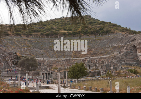 Touristen, die Ruinen der großen Theater in Ephesus, Türkei Stockfoto