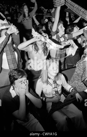 Bay City Rollers Jugendpop-Gruppe Konzert Boy Band Mädchen Teen Fans Teenager beim Konzert Newcastle UK 1970s HOMER SYKES Stockfoto