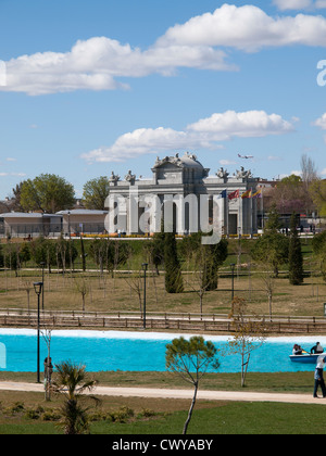 Puerta de Alcalá Modell (Vervielfältigung, Kopie) im Parque Europe in Torrejón de Ardoz (Madrid, Spanien) Stockfoto