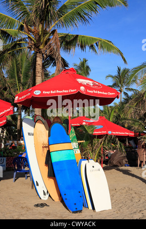 Surfbretter zur Miete direkt am Strand von Kuta-Legian, Bali, Indonesien Stockfoto