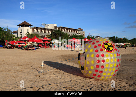 Eine riesige Aqua Bubble, Kuta Legian Beach, Bali, Indonesien. Schutzherren steigen in diesem aufblasbaren Ball und gedrückt in die Brandung Stockfoto