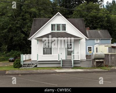 kleine einfache weiße Schindeln viktorianischen Stilhaus mit blauen trim & vorderen Veranda cross Satteldach South Bend Washington State Stockfoto