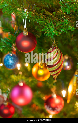 Schöne traditionelle Weihnachtsdekorationen auf eine beleuchtete Weihnachtsbaum Stockfoto