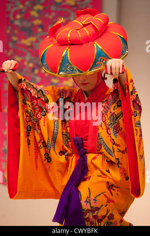 Eine Tänzerin in Okinawa Tracht führt im Ryukyu Mura Themenpark auf Okinawa, Japan. Stockfoto