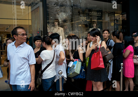 Menschen Schlange stehen, um Geschäft in einem CHANEL-Store in Hong Kong, Tsim Sha Tsui. 28. August 2012 Stockfoto