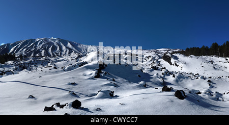 Lavafeld mit Schnee bedeckt, im Winter auf den Vulkan Ätna, Sizilien Stockfoto