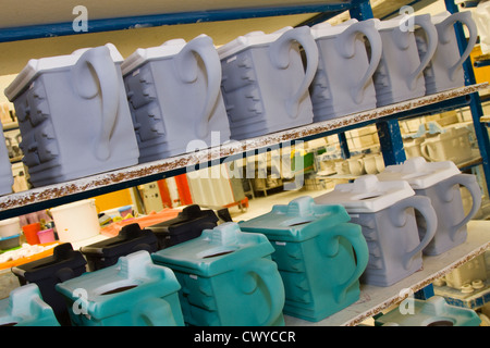 Lustred und Slip-Cast Pottery Centres, Hersteller von Ceramic Inspirations, spezialisiert auf handgefertigte, innovative Teekannen in den North Yorkshire Dales, Großbritannien Stockfoto