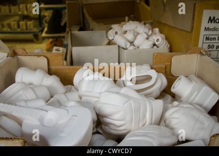 Lustred und Slip-Cast Pottery Centres, Hersteller von Ceramic Inspirations, spezialisiert auf handgefertigte, innovative Teekannen in den North Yorkshire Dales, Großbritannien Stockfoto