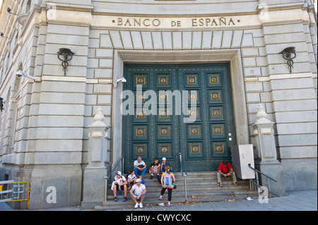 Große Haustüren mit touristischen setzte auf Stufen der Banco de España, Bank von Spanien in Barcelona, Katalonien, Spanien, ES Stockfoto