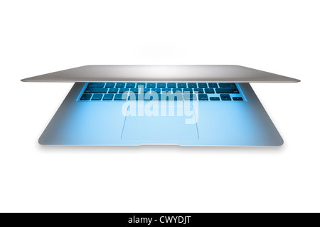 Moderne Silber Aluminium Laptop mit blauem Licht vom Bildschirm isoliert auf weißem Hintergrund. Populäre dünne Computer im halb offenen Blick. Stockfoto