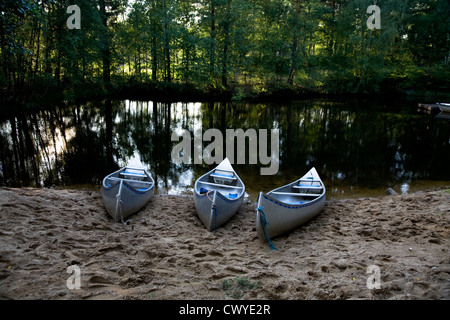 Drei Kanus am See Stockfoto