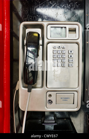 Telefonhörer in eine rote öffentliche Telefonzelle Stockfoto