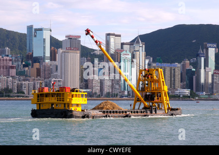 Schwimmkran auf Victoria Harbour, Hongkong. Stockfoto