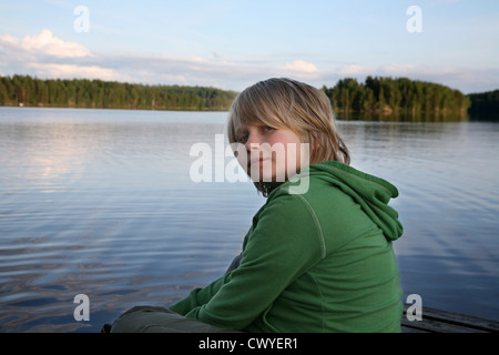 Junge am See Stockfoto