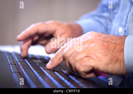 Büro-Job. Geschäftsmann auf einer Computer-Tastatur tippen. Stockfoto