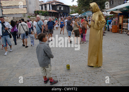 Eine Straße Szene aus das Appolonia Arts Festival 2012 in Sozopol an der bulgarischen Schwarzmeerküste. Bild von: Adam Alexander/Alamy Stockfoto