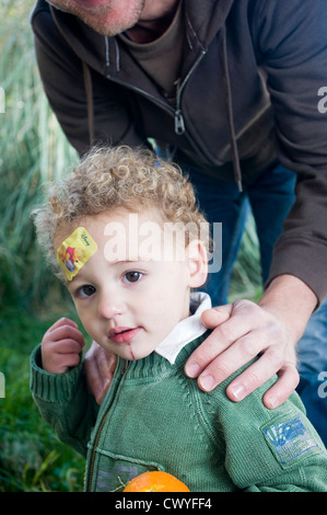 Vater und Sohn mit Pflaster auf der Stirn Stockfoto