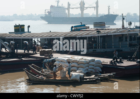 Waterfront-Aktivität auf dem Irrawaddy-Fluss, Yangon (Rangoon), Myanmar (Burma) Stockfoto