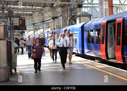 Pendler, die Ankunft am Bahnhof Waterloo Plattform in London UK. Stockfoto