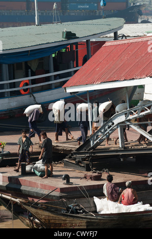 Waterfront-Aktivität auf dem Irrawaddy-Fluss, Yangon (Rangoon), Myanmar (Burma) Stockfoto