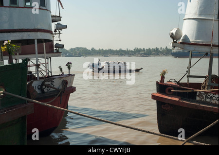 Waterfront-Aktivität auf dem Irrawaddy-Fluss, Yangon (Rangoon), Myanmar (Burma) Stockfoto