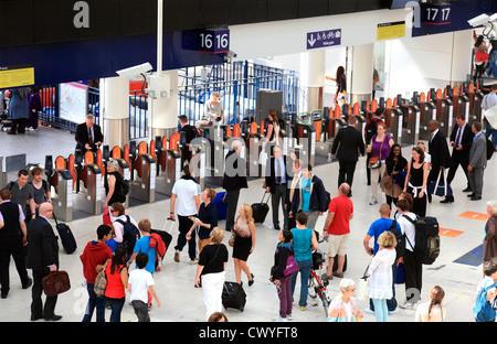 Waterloo Station Pendler an Ticket-Schranke in London UK. Stockfoto