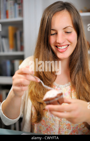 Junge Frau Garnierausstecher muffin Stockfoto