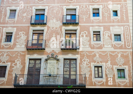 Mehrfamilienhaus mit schmiedeeisernen Balkonen & aufwendige Dekoration an der Fassade Barcelona Katalonien Spanien ES Stockfoto