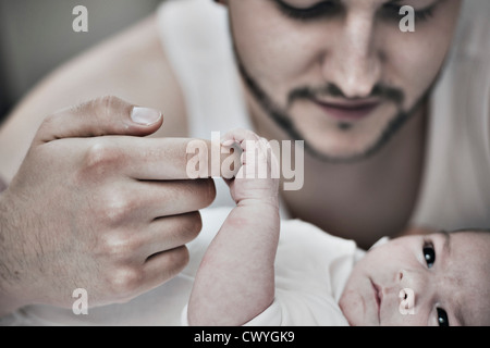 Vater mit zwei Wochen alten baby Stockfoto