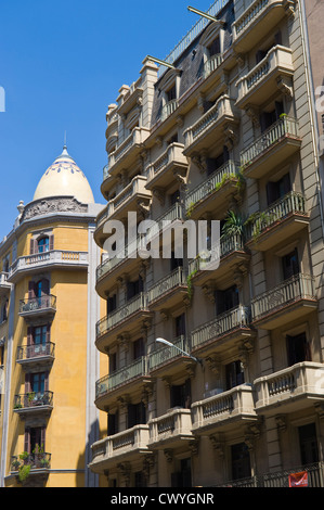 Mehrfamilienhaus mit Schmiedeeisen und Stein Balkone in Barcelona Katalonien Spanien ES Stockfoto