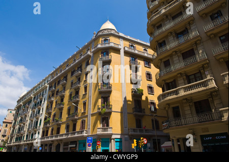 Mehrfamilienhaus mit Schmiedeeisen und Stein Balkone über Geschäfte in Barcelona Katalonien Spanien ES Stockfoto