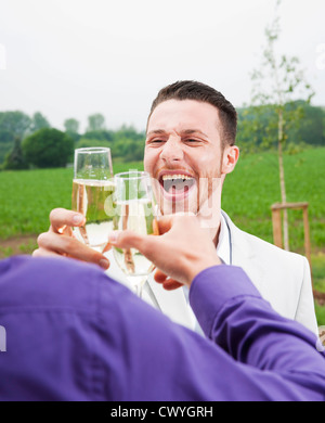 Freunde, toasten mit Champagner-Gläser Stockfoto