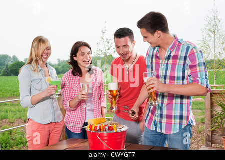 Freunden Grillen auf den Eimer Stockfoto