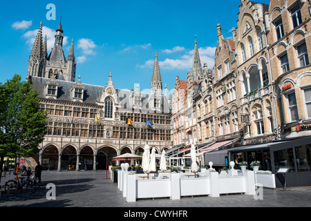 Eine Ansicht von Gebäuden und Tuchhallen in der Stadt Platz, Ypern, Flandern, Belgien Stockfoto