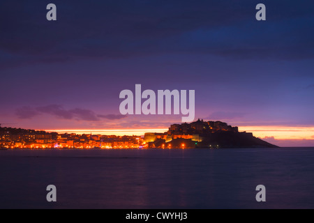 Blick über den Golf von Calvi, die Stadt bei Sonnenuntergang, Korsika, Frankreich Stockfoto