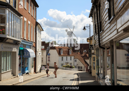 Straßenbild typische Kentish Altbauten und Blick auf Union Mühle Windmühle in Wealden Stadt von Cranbrook Kent England UK Großbritannien Stockfoto