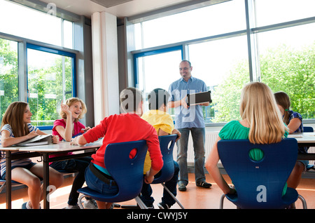 Lehrer erklären, Solar-Panel in der Klasse Stockfoto