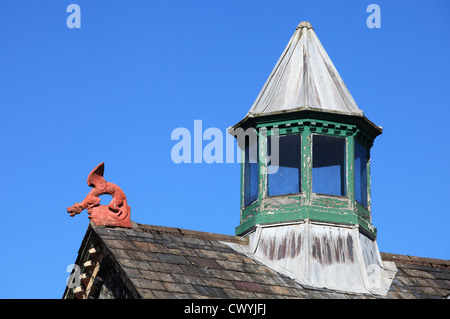 Walisischer Drache Kreuzblume und Laterne auf Dach des Betws y Coed Schiene Station, North Wales, UK Stockfoto