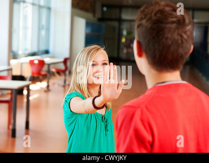 Teenager-Mädchen erreichen, ihre Hand zu Teenager Stockfoto